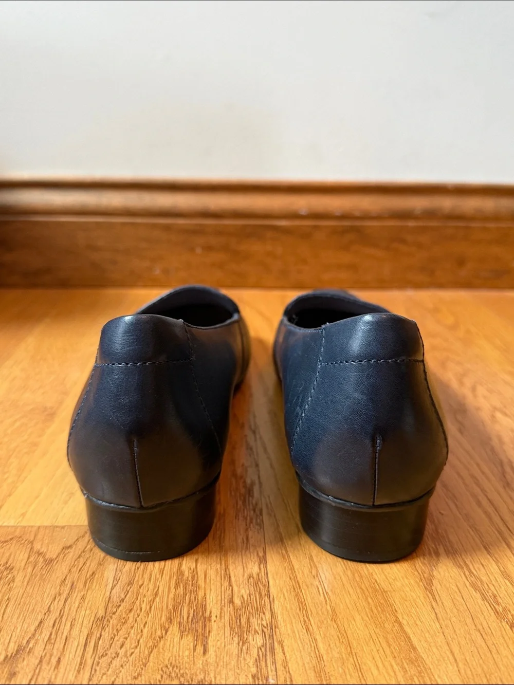 Clarks Joliet Lora Leather Loafers Navy Blue Comfort Slip On Women’s Size 9